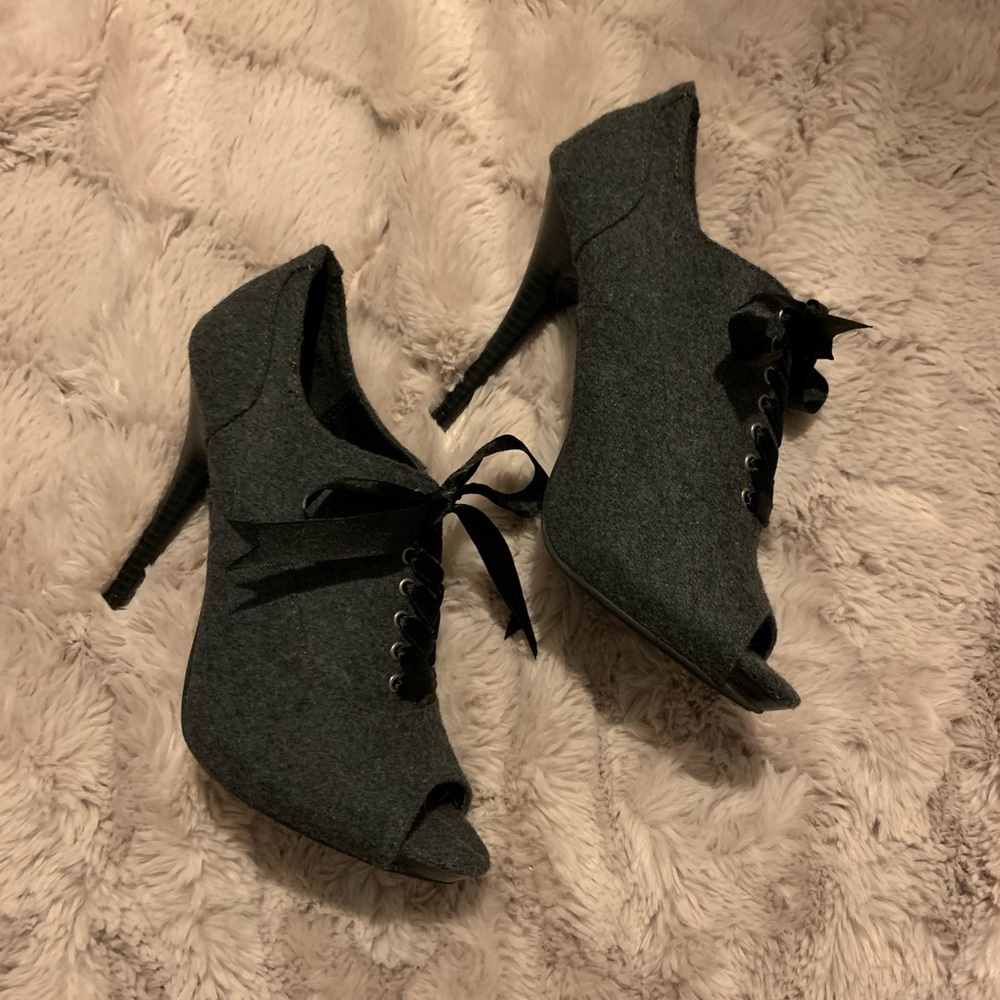 LC Lauren Conrad Gray Lace Up Heels